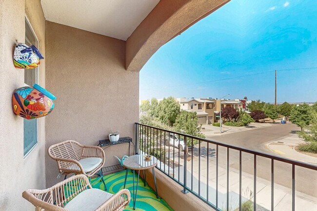 Building Photo - Sawmill District Townhouse 2/BD2/Story 2.5...