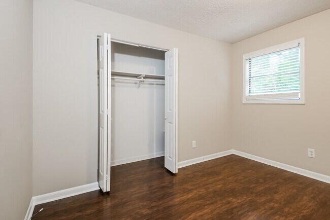 Building Photo - 185 Castleair Ct NE