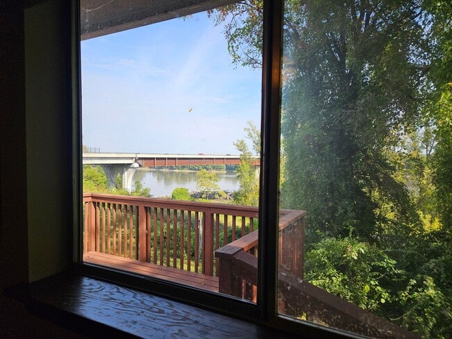 Building Photo - 3BR-1.5BA Split Level House - Washington M...