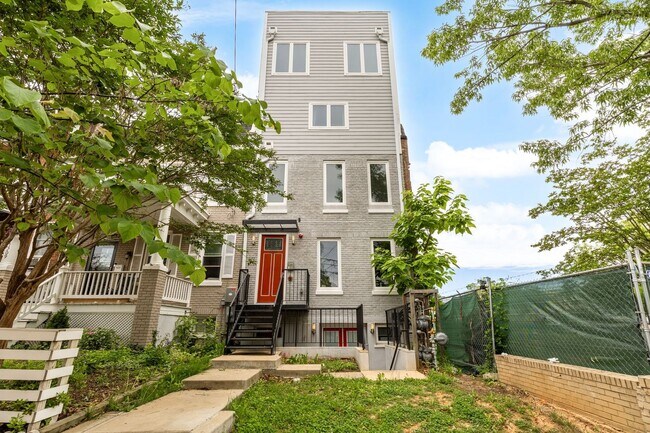 Building Photo - Beautiful 2 Bed/2 Bath in Petworth