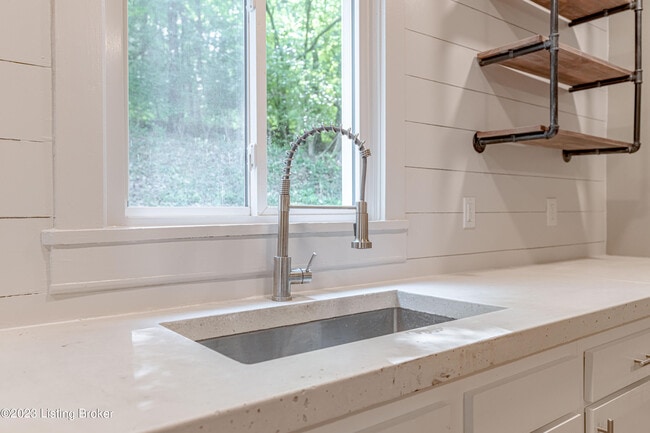 Building Photo - 1886 S Bardstown Rd