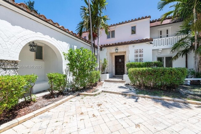 Building Photo - 5661 Pine Tree Dr