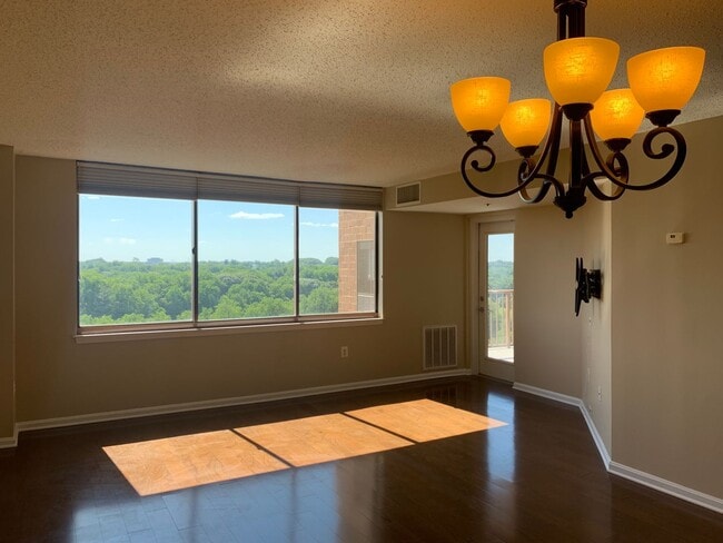 Building Photo - Rarely Available Penthouse 1BD/1BA in Gros...