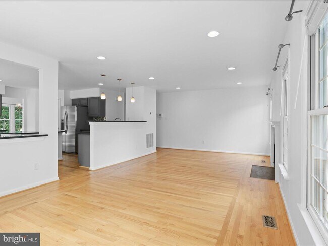 Building Photo - 1518 Summerset Pl