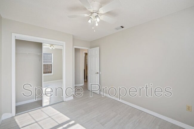 Building Photo - 440 Apple Dr