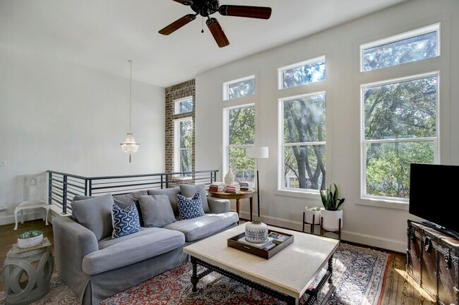 Building Photo - 513 E 11th St