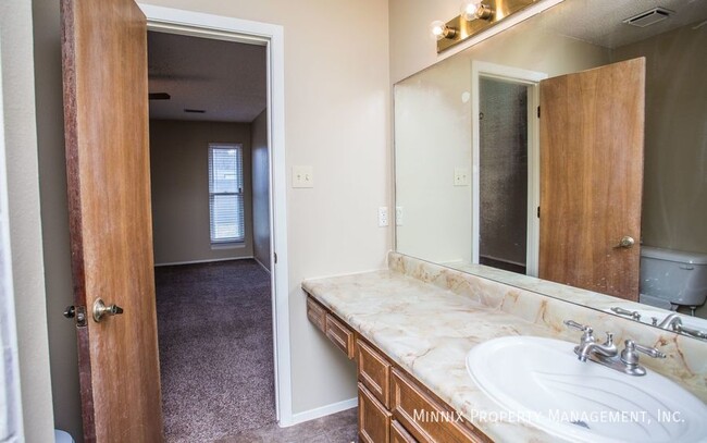 Building Photo - 4701 Country Club Dr