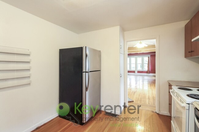 Building Photo - Spacious and Stylish 3 Bedroom in Prime Location