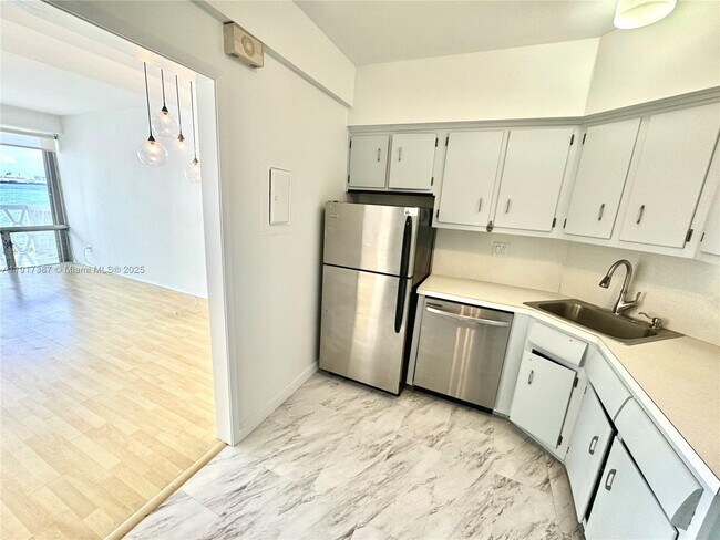 Building Photo - 1430 Brickell Bay Dr