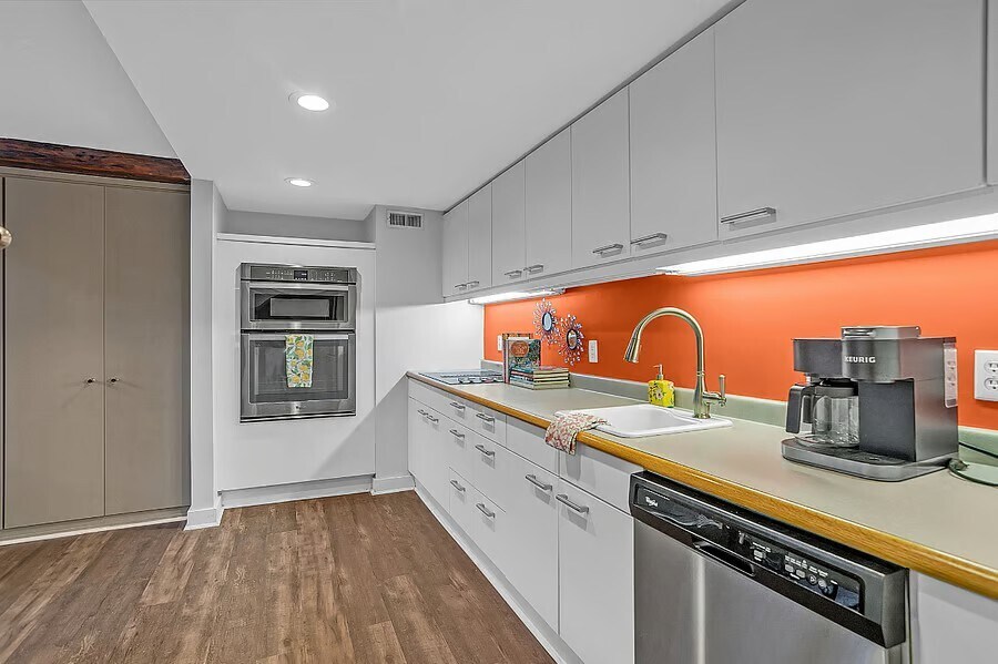 Building Photo - 121 S Main St