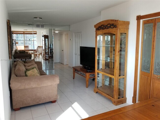 Building Photo - 2899 Collins Ave