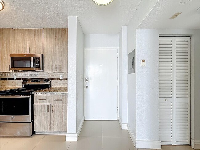 Building Photo - 1800 NW 24th Ave