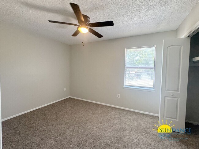 Building Photo - Newly Renovated 2BR/1.5BA Townhouse in For...