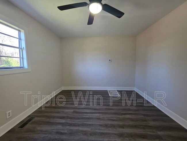 Building Photo - 16 Hum Rd