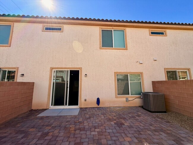 Building Photo - 3 BED 2.5 BATH 2 CAR GARAGE TOWNHOUSE w/ PRIVATE BACKYARD in GATED COMMUNITY.