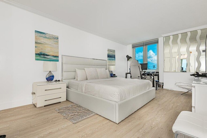 Building Photo - 2301 Collins Ave