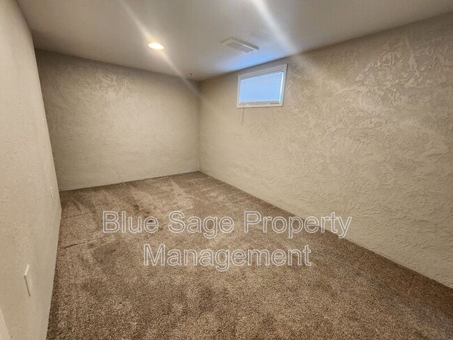 Building Photo - 812 W 13th St