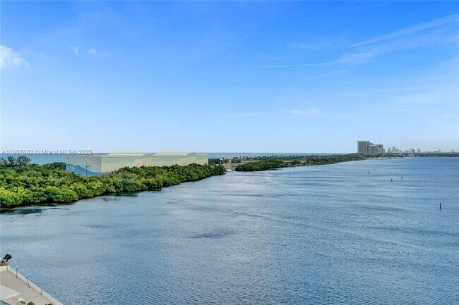 Building Photo - 500 Bayview Dr