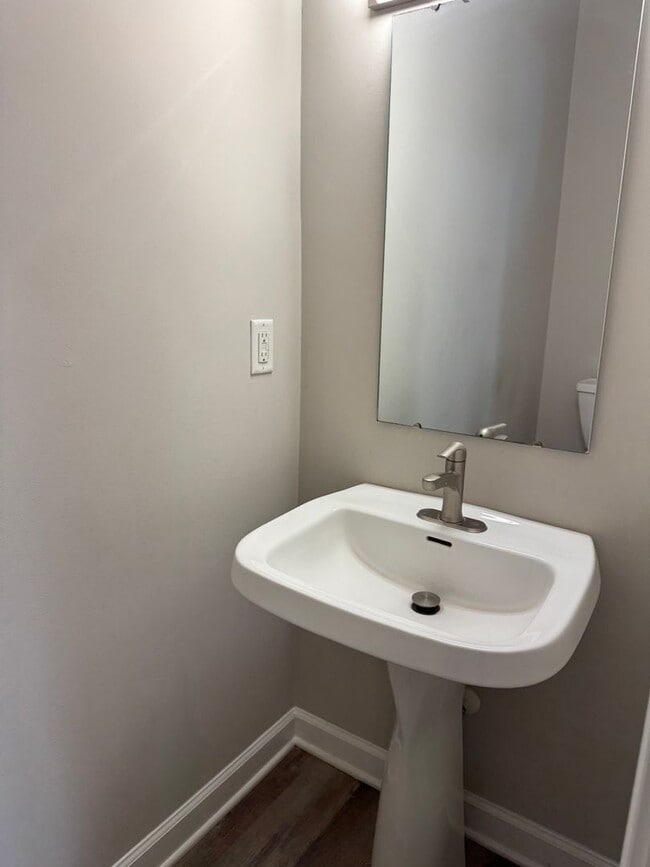 Building Photo - Two Bedroom Townhouse in Sherrills Ford wi...
