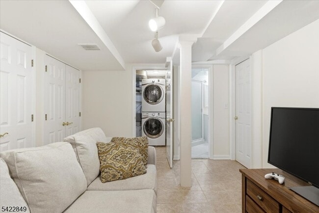 Building Photo - 260 Walnut St