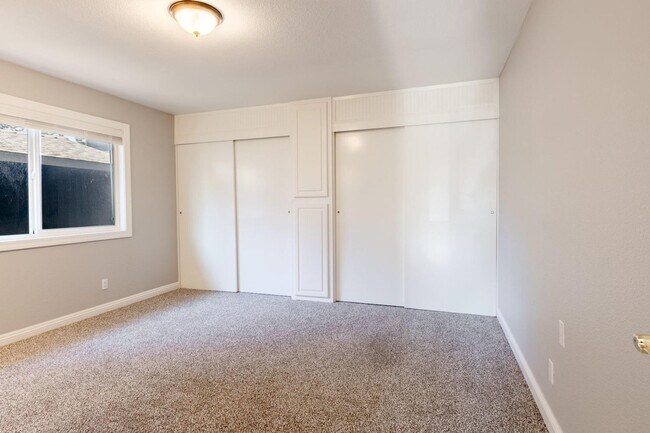 Building Photo - FOUR BEDROOM HOME ON A HUGE LOT SEE VIDEO