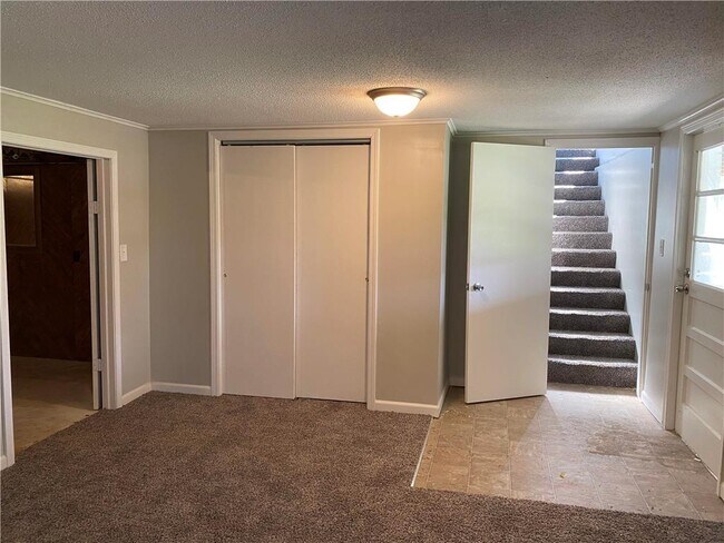 Building Photo - 704 E Culton St