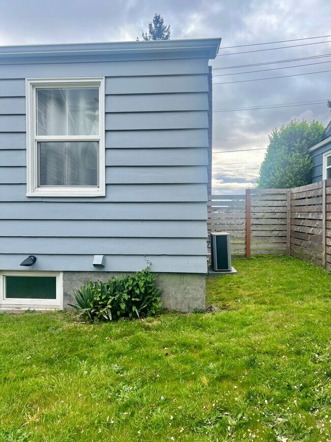 Building Photo - 3 Bedroom 2 Bathroom in Greenlake!