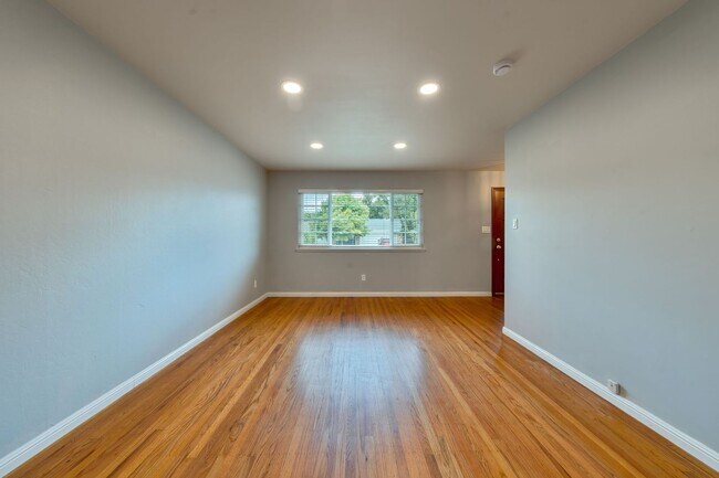 Building Photo - Charmingly Remodeled 3 Bed, 2 Bath Home Ne...