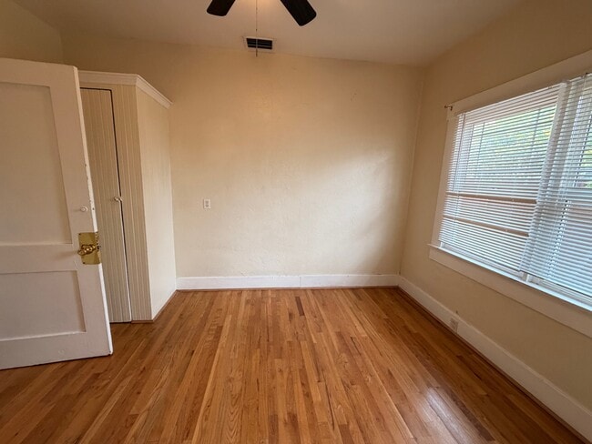 Building Photo - 1030 E 7th St