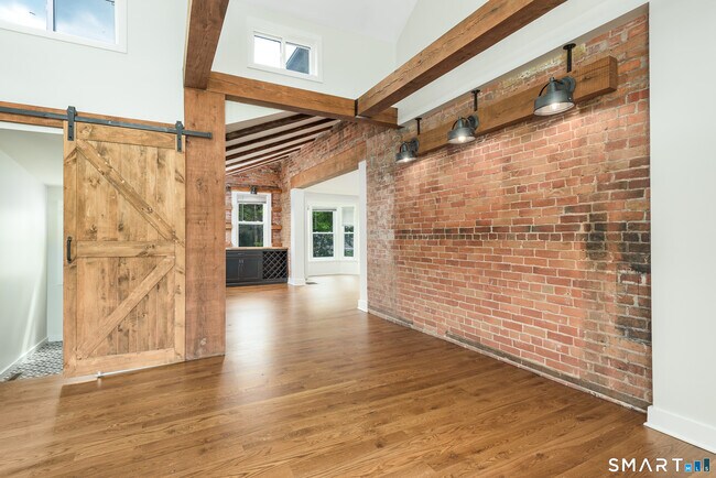 Building Photo - 560 Manchester Rd