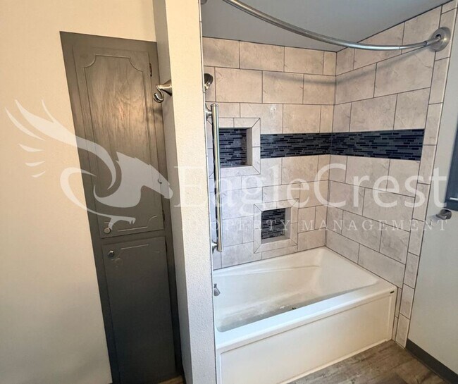 Building Photo - Thoughtfully Designed 3 Bedroom 2 bathroom Home with Open Kitchen and Private Deck