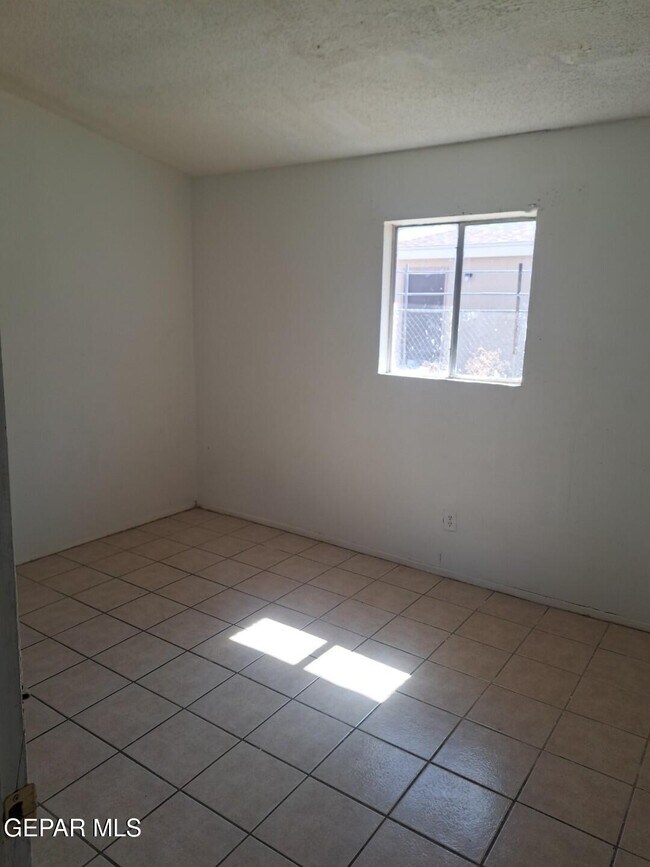 Building Photo - 623 NE Davis St