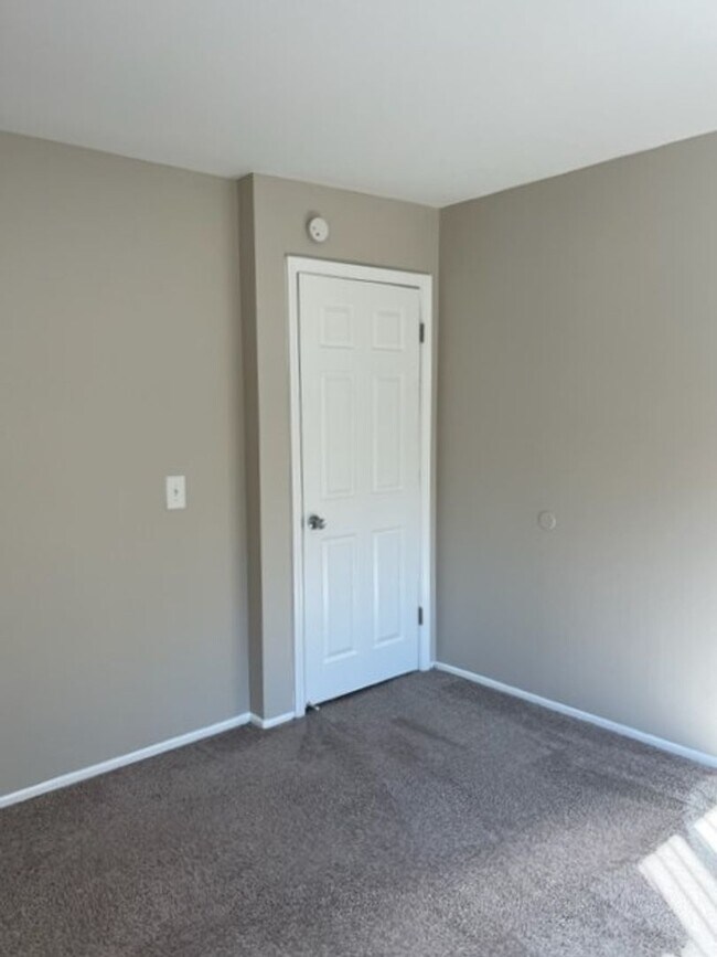 Building Photo - Charming 2 bedroom/1 bathroom apartment ne...
