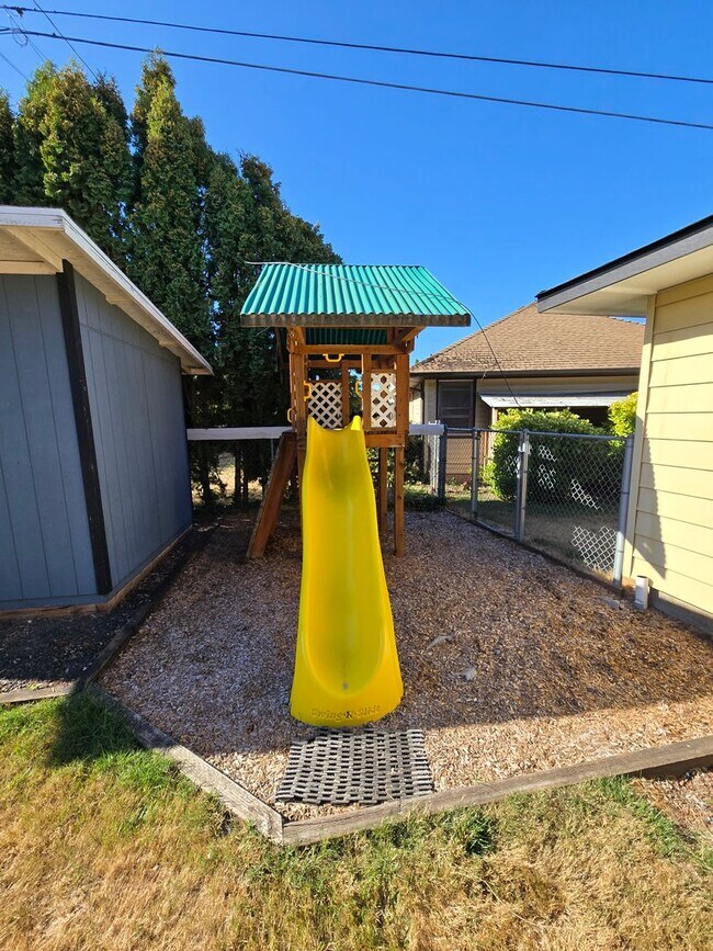 Building Photo - Pet Friendly Single Level 3 Bed 2 Bath Hom...
