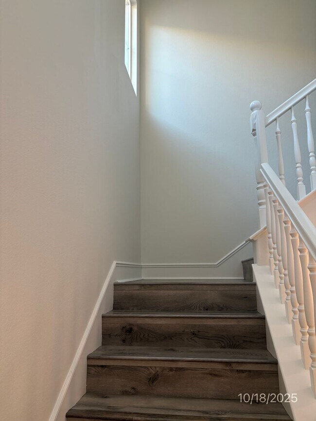 Building Photo - Beautiful 3-Bedroom, 2.5 bath in the  Glen...
