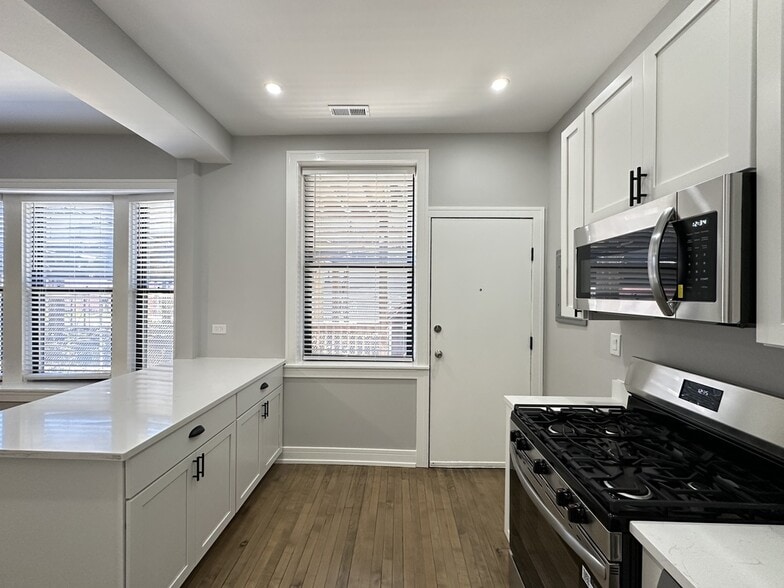 Building Photo - 3840 N Wilton Ave