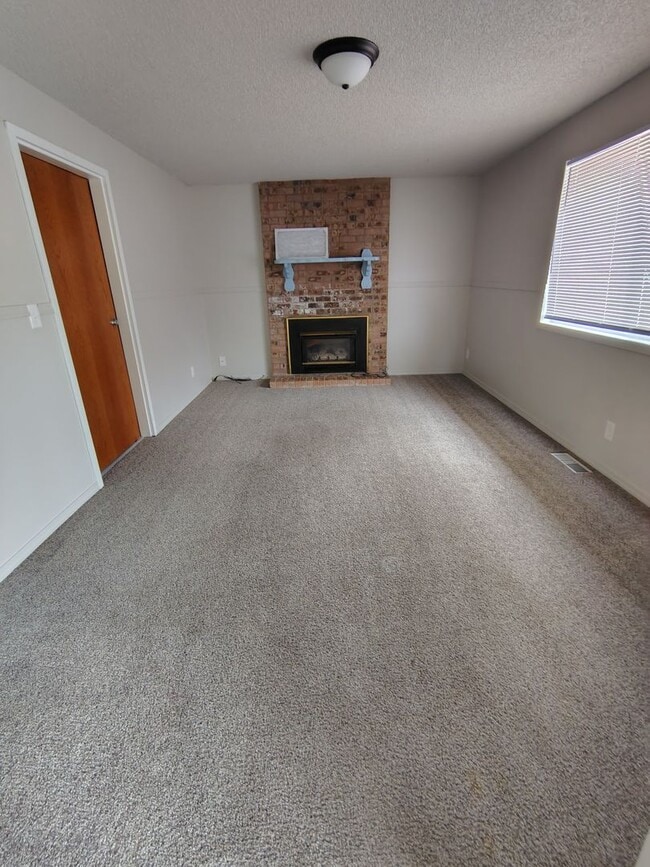 Building Photo - ******* FANTASTIC RAMBLER in friendly neig...