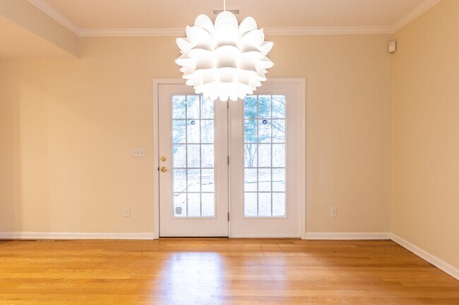 Building Photo - Single Family Home Minutes to DTWN/UVA Area