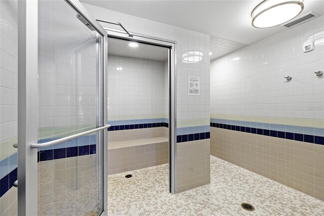 Building Photo - 601 Longboat Club Rd