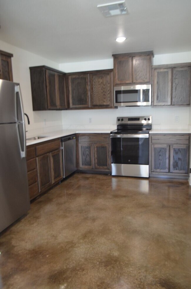 Building Photo - 983 Cline Dr