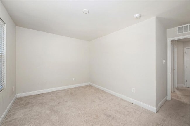 Building Photo - 1 month free with 24-month lease! Attracti...