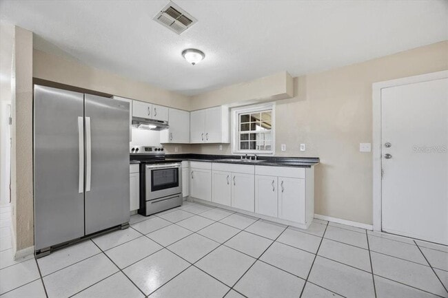 Building Photo - 113 N Lancelot Ave