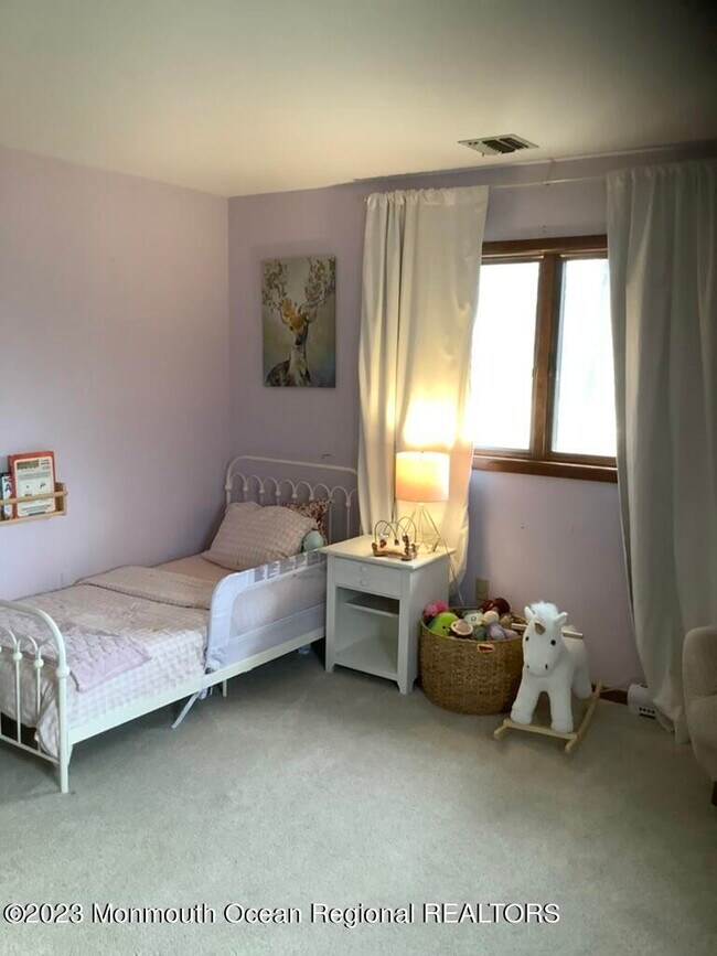 Building Photo - 13 Lawrence Dr