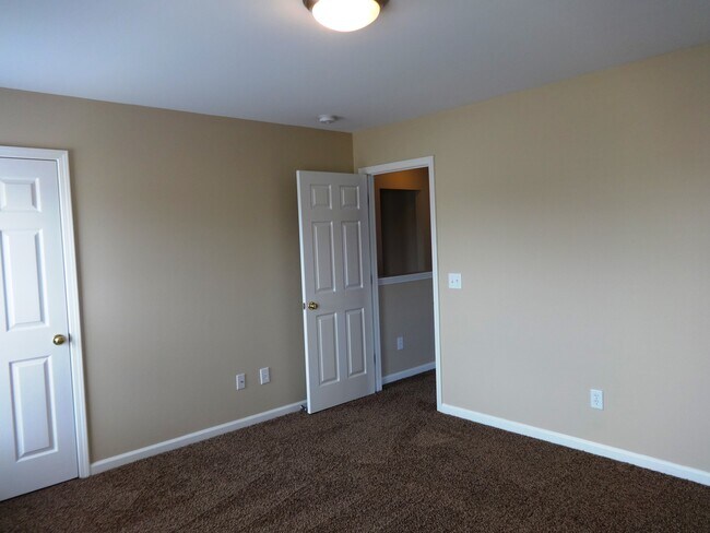 Building Photo - 405 Crystal Oaks Ln