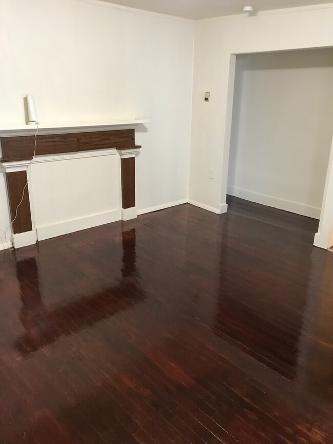 Building Photo - 4 Bed / 2 Bath Single Family Home
