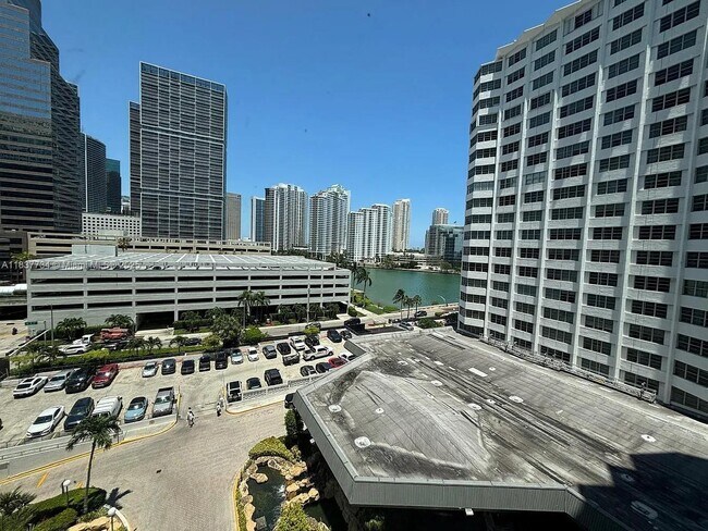 Building Photo - 825 Brickell Bay Dr