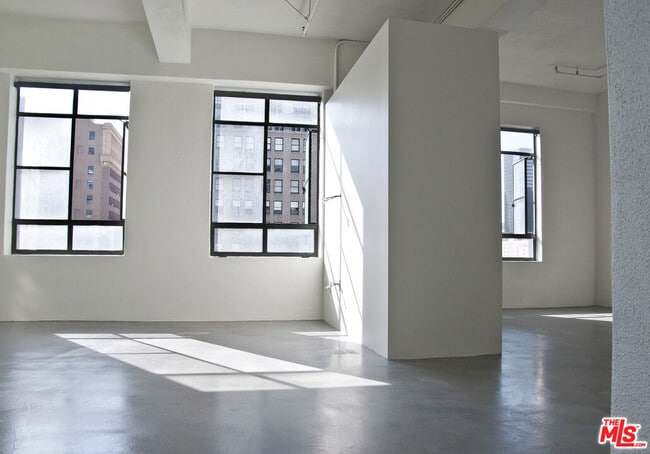 Building Photo - 849 S Broadway