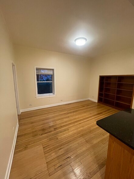 Building Photo - 5120 N Kenmore Ave