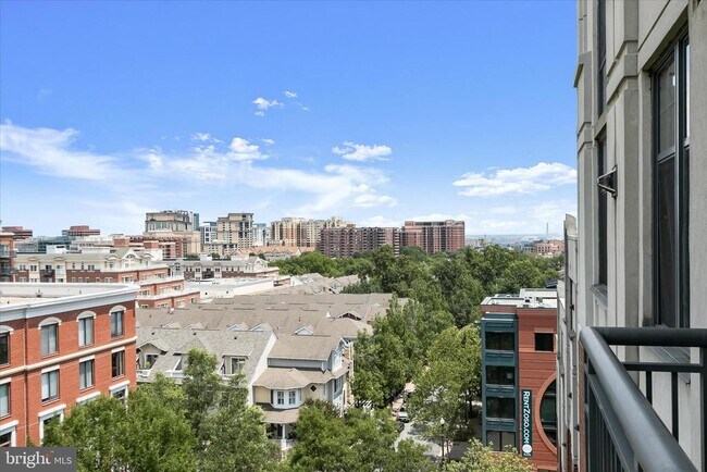 Building Photo - 1021 N Garfield St