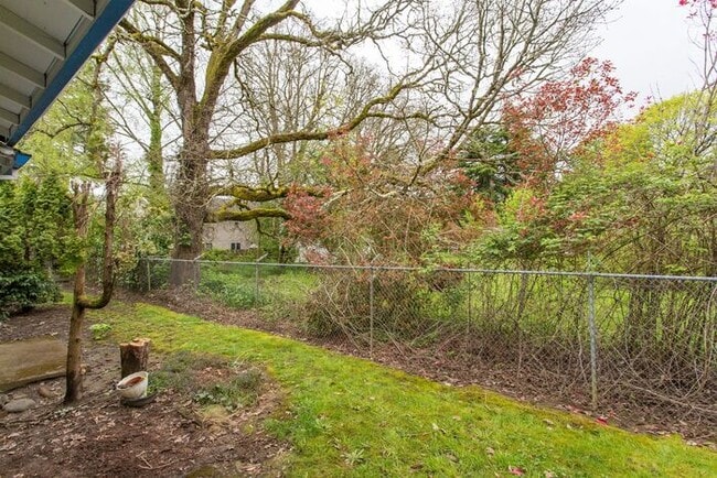 Building Photo - 3 Bedroom 1.5 Bathroom Apartment Home, Washer Dryer in Unit!